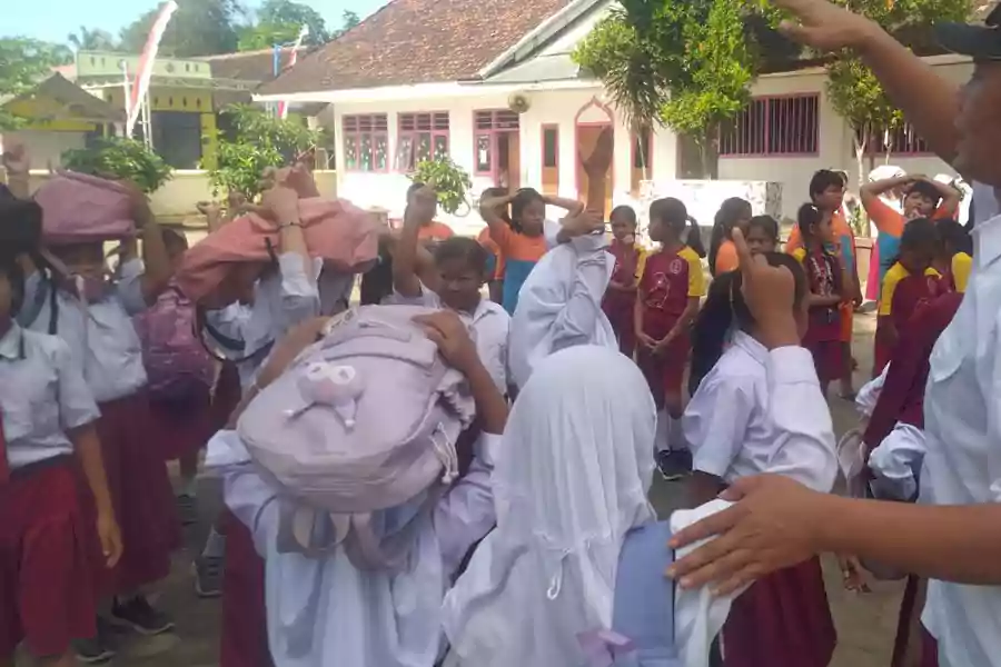 Petugas TRC BPBD Banyuwangi melakukan simulasi evakuasi bencana tsunami kepada anak-anak di sekitar Pantai Pancer, Desa Sumberagung, Kecamatan Pesanggaran.