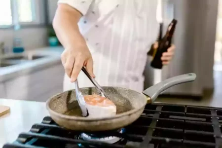 Ilustrasi goreng ikan tanpa cipratan minyak. (Pexels/RDNE Stock project)