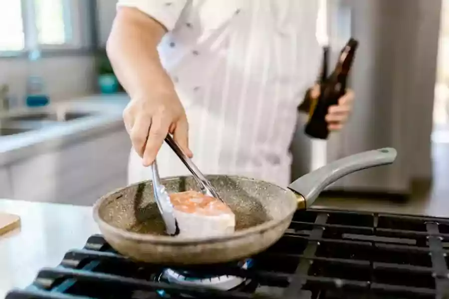 Ilustrasi goreng ikan tanpa cipratan minyak. (Pexels/RDNE Stock project)