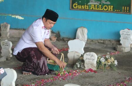 Jelang Daftar ke KPU Jatim, Gus Hans Ziarah ke Makam Pendiri Ponpes Darul Ulum Jombang foto beritajatim
