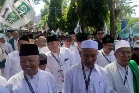 Gus Makki diantar oleh ratusan warga berbaju putih. [Rindi/Beritajatim.com]