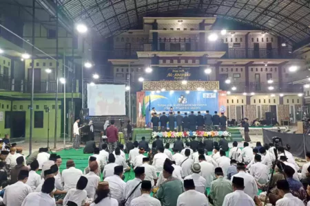 Turba dan Silaturahim Masyayikh Lirboyo dengan para alumni putra-putri di Pondok Pesantren Al-Anwar, Pogalan, Trenggalek.