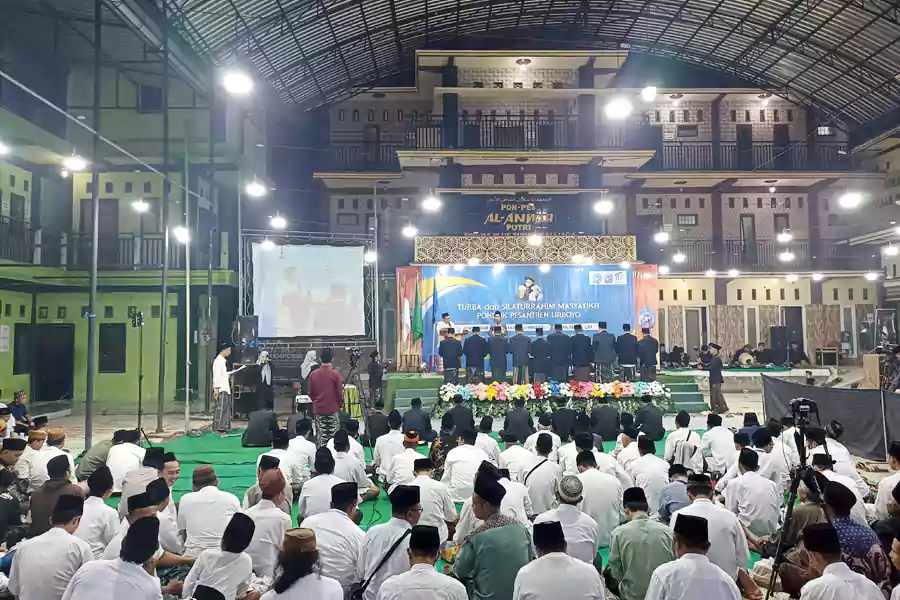 Turba dan Silaturahim Masyayikh Lirboyo dengan para alumni putra-putri di Pondok Pesantren Al-Anwar, Pogalan, Trenggalek.