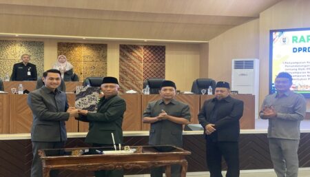 Ketua DPRD Tuban dan Bupati Tuban saat penandatanganan persetujuan berita acara. [foto: Diah Ayu/beritajatim.com]