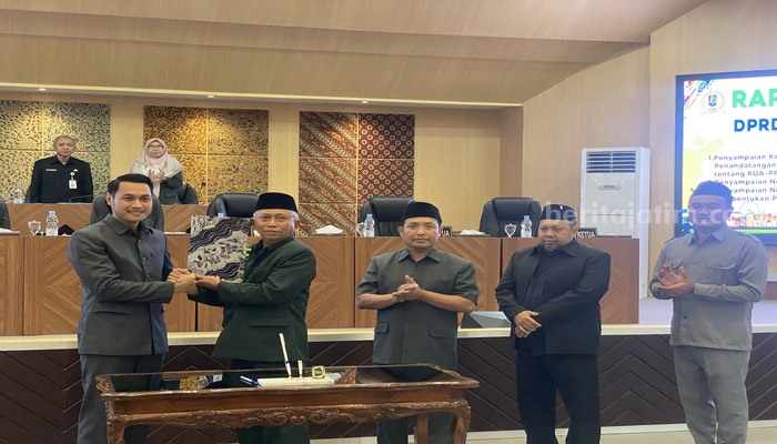 Ketua DPRD Tuban dan Bupati Tuban saat penandatanganan persetujuan berita acara. [foto: Diah Ayu/beritajatim.com]