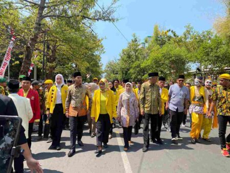 Bakal Paslon Lindra-Joko Sarwono Mendaftar ke KPU Tuban Dengan Berjalan Longmarch
