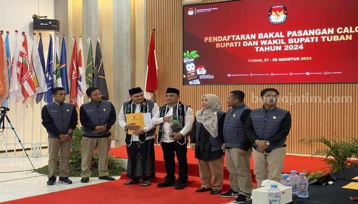 Paslon H.Riyadi-Wafi Abdul Rosyid saat mendaftarkan ke KPU Tuban. [foto: Diah Ayu/beritajatim.com]