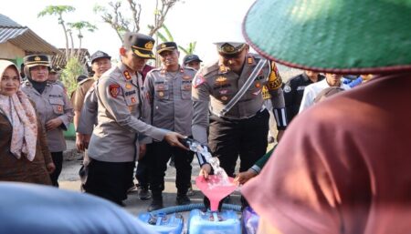 Kapolres Tuban AKBP Oskar Syamsuddin saat memberikan bantuan air bersih di Desa/Kecamatan Grabagan.