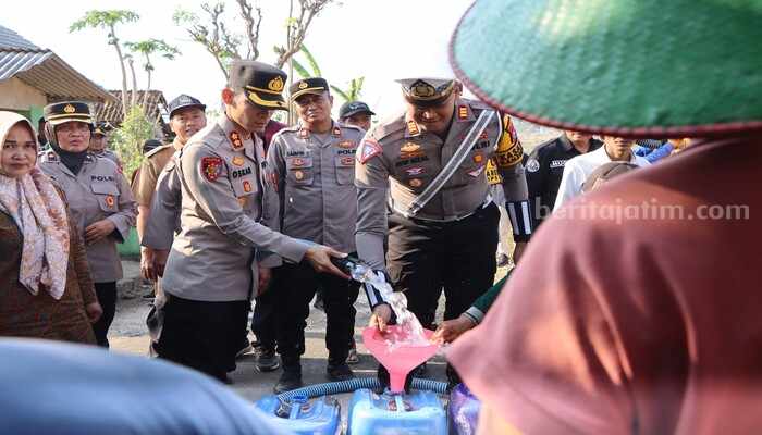 Kapolres Tuban AKBP Oskar Syamsuddin saat memberikan bantuan air bersih di Desa/Kecamatan Grabagan.