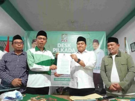 Cabup Gresik Diusung PKB Mengundurkan Diri Foto cabup dari PKB Syahrul Munir (baju putih) saat mendapat surat tugas dari DPP.