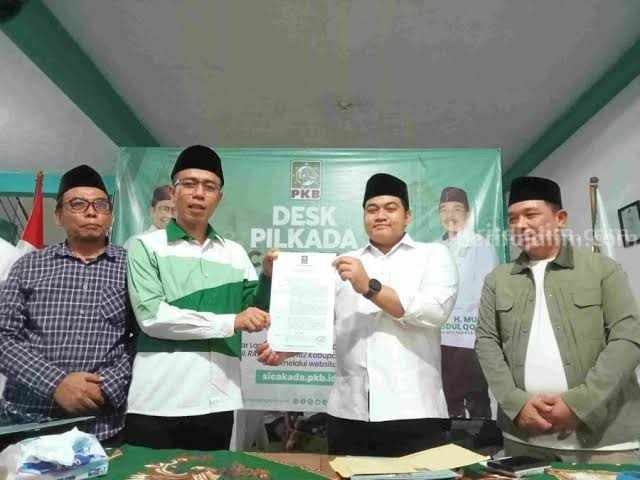 Cabup Gresik Diusung PKB Mengundurkan Diri Foto cabup dari PKB Syahrul Munir (baju putih) saat mendapat surat tugas dari DPP.
