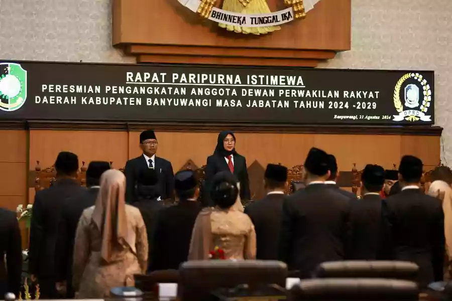Bupati Banyuwangi Ipuk Fiestiandani hadir dalam pelantikan 50 anggota Dewan Perwakilan Rakyat Daerah (DPRD)