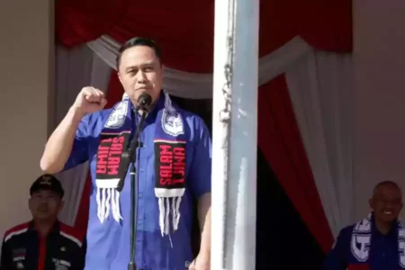 Pj Wali Kota Malang Iwan Kurniawan memimpin apel perdana.