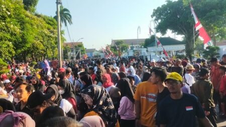Sejumlah Peserta Tumbang Akibat Berdesakan saat Jalan Sehat di Alun-alun Jombang foto beritajatim