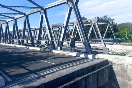 Kondisi Jembatan Unik di Perumahan Gunungsari Indah Surabaya (dok. Rama Indra/beritajatim.com)