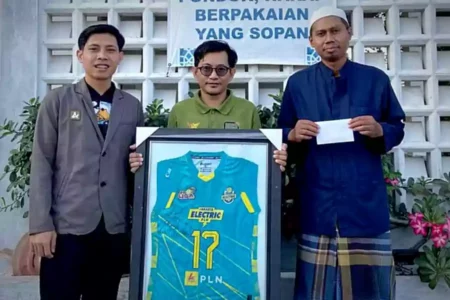 Apparel Allegiant Lelang Jersey Maya Indri untuk Bantu Pondok Pesantren Lamongan Penyerahan lelang jersey Maya Indri oleh perwakilan apparel Allegiant, pemenang lelang serta pengurus Yayasan Pondok Pesantren Alyadul Ulya Lamongan, Jumat (2/8/2024)