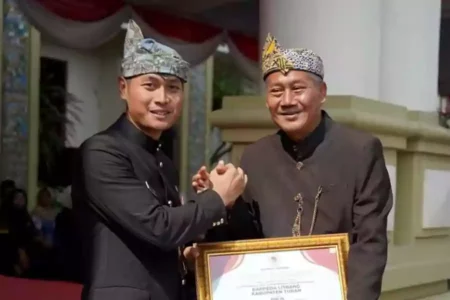 Bupati Tuban Aditya Halindra Faridzky besama Joko Sarwono.