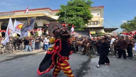 Jaranan Jowo Iringi Pendaftaran Dhito dan Dewi ke KPU Kabupaten Kediri