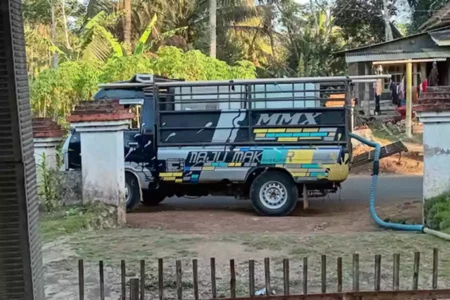 Musim Kering malah Untung, Warga Malang Ini Raup Jutaan Rupiah Per Hari dengan Jualan Air Penjual air keliling menggunakan mobil, mengantar pesanan warga. (Foto: Fitriatul/Beritajatim.com)