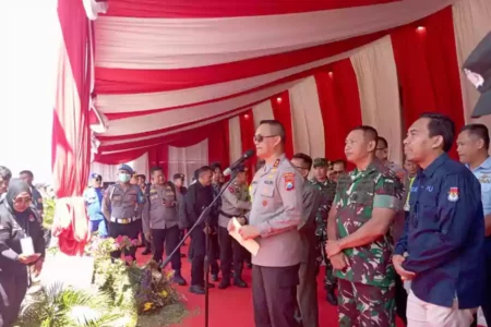 Madura Raya Kena Cap Rawan saat Pilkada, Masuk Zona Merah Kapolda Jatim, Irjen Imam Sugianto saat mengahdiri apel gelar pasukan mantap praja semeru di pelabuhan Taddan, Kecamatan Camplong, Kabupaten Sampang.