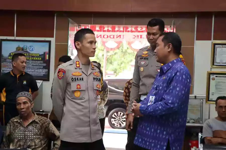 Kapolres Tuban AKBP Oskar Syamsuddin saat melakukan peninjauan di Kantor Samsat Tuban.