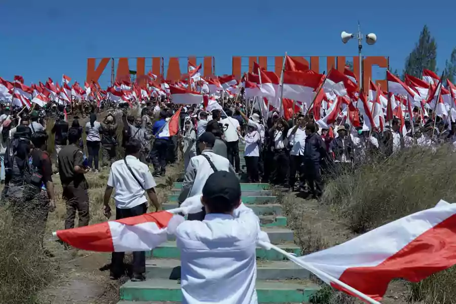 Ribuan Bendera merah putih berkibar di objek wisata Kawah Wurung, Desa Kalianyar, Kecamatan Ijen, Kabupaten Bondowoso, Rabu (14/8/2024). (Deni Ahmad Wijaya/Beritajatim.com)