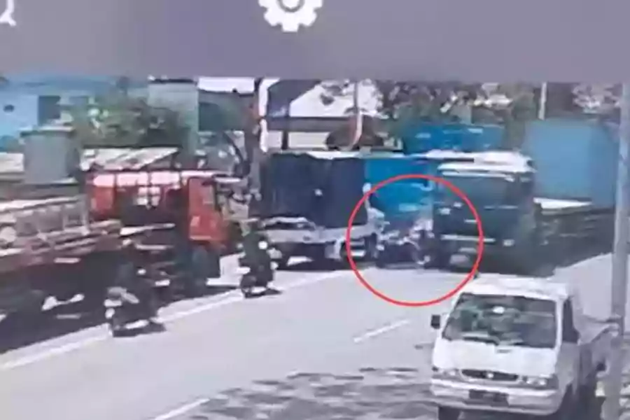 Rekaman CCTV kecelakaan di Jalan Kalianak Surabaya (dok. Istimewa)