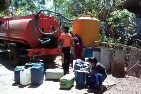 Dropping air bersih di sejumlah titik terdampak kekeringan .