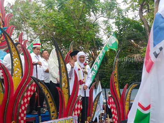 Kirab budaya pendaftaran Khofifah-Emil di kawasan Kantor KPU Jatim