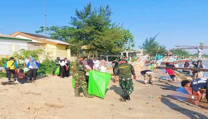 TNI bersama mahasiswa KKN dari Universitas Muhammadiyah Surabaya saat membersihkan pantai di Bulu Meduro. [foto: Diah Ayu/beritajatim.com]