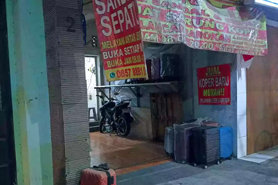 Kondisi Toko Koper yang diserang pesilat konvoi (dok. Rama Indra/beritajatim.com)