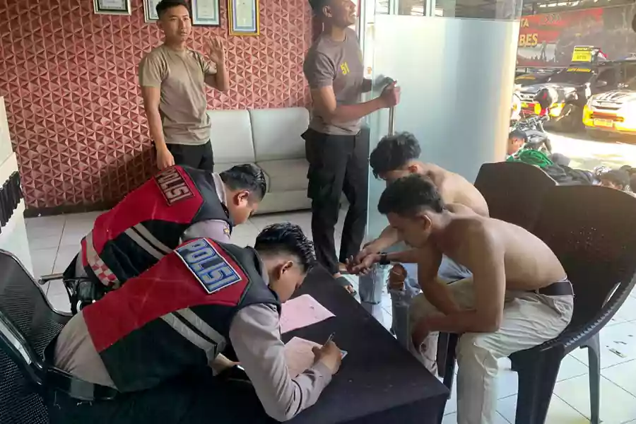 Pesilat saat diamankan Polrestabes Surabaya (Foto: Humas)