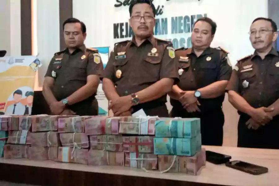 Kejari Bondowoso merilis penyitaan barang bukti kerugian keuangan negara Rp 2,2 miliar, Selasa (6/8/2024). (Deni Ahmad Wijaya/Beritajatim.com)