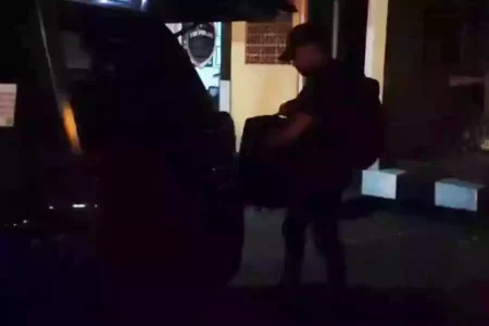 4 Mobil KPK Datangi Polres Lamongan, Keluar Angkut 3 Koper Sejumlah orang yang diduga penyidik KPK bersiap meninggalkan Mapolres Lamongan, Kamis (22/8/2024).