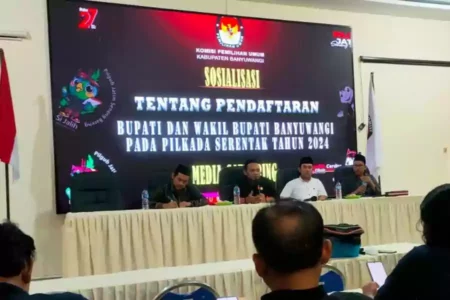 Paslon Cabup-Cawabup Banyuwangi yang Lolos Seleksi Administrasi Wajib Periksa Kesehatan di Malang Ketua KPU Banyuwangi Dian Purnawan (tengah) bersama komisioner saat sosialisasi tentang pendaftaran Bupati dan Wakil Bupati Banyuwangi pada Pilkada serentak 2024. (Rindi/Beritajatim.com)