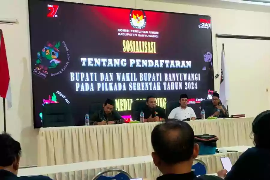 Ketua KPU Banyuwangi Dian Purnawan (tengah) bersama komisioner saat sosialisasi tentang pendaftaran Bupati dan Wakil Bupati Banyuwangi pada Pilkada serentak 2024. (Rindi/Beritajatim.com)
