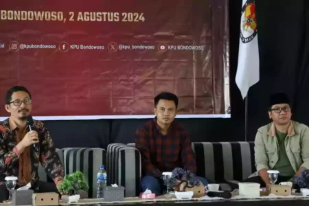 Tiga komisioner KPU Bondowoso menjabarkan perihal tahapan Pilkada 2024 di Orilla Cafe, Jumat (2/8/2024). (Deni Ahmad Wijaya/BeritaJatim.com)