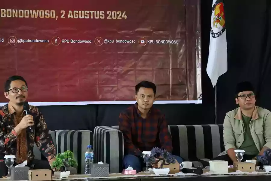 Tiga komisioner KPU Bondowoso menjabarkan perihal tahapan Pilkada 2024 di Orilla Cafe, Jumat (2/8/2024). (Deni Ahmad Wijaya/BeritaJatim.com)