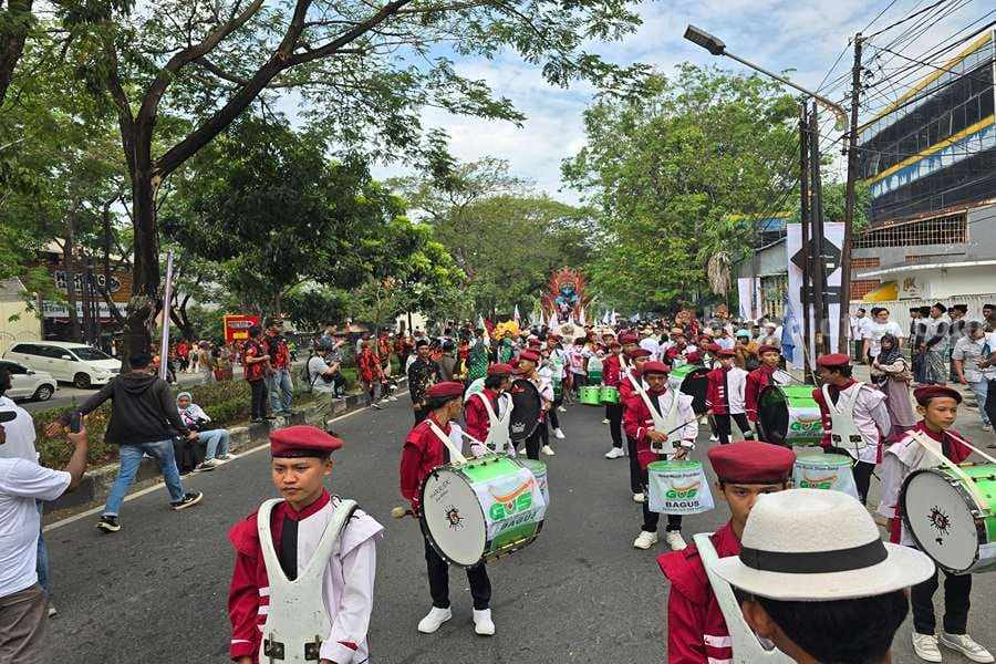Massa Pendukung Khofifah-Emil Sudah Penuhi Jalan Depan KPU Jatim