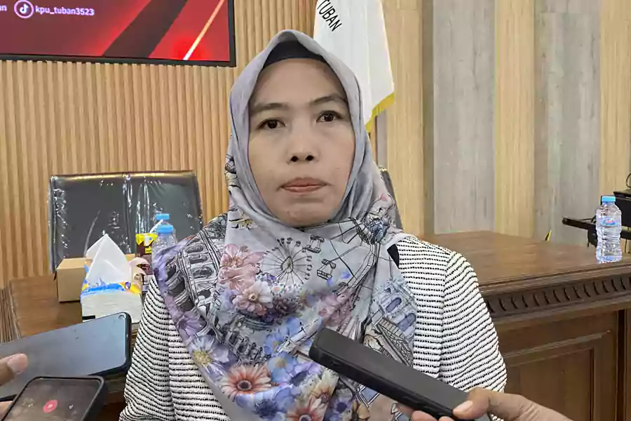 Ketua KPU Tuban Zakiyatul Munawaroh. [foto: Diah Ayu/beritajatim.com]