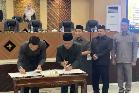 Ketua DPRD Tuban dan Bupati Tuban saat penandatanganan persetujuan berita acara. [foto: Diah Ayu/beritajatim.com]