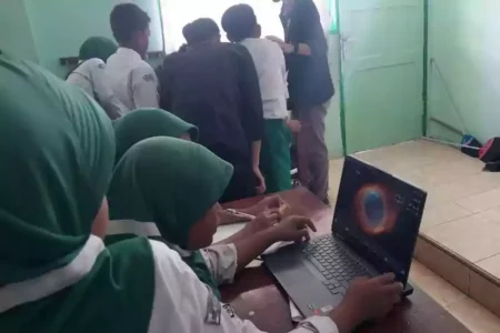 Beginilah Mahasiswa UMM Bikin Pelajaran Matematika Jadi Menyenangkan Lomba matematika berbasis game edukasi Ubuntu OS. (Dok Humas UMM)