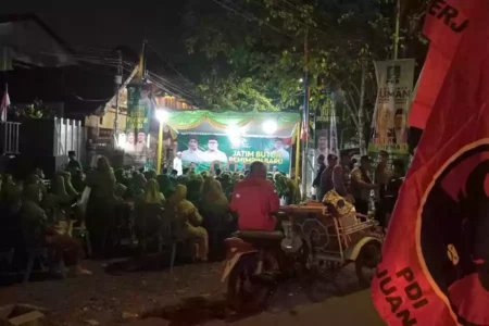Simpatisan LUMAN Bikin Panggung di Tengah Massa PDIP di KPU Jatim, Begini Jadinya Simpatisan Luluk-Lukman Bikin Panggung Tengah Massa PDIP di KPU Jatim.
