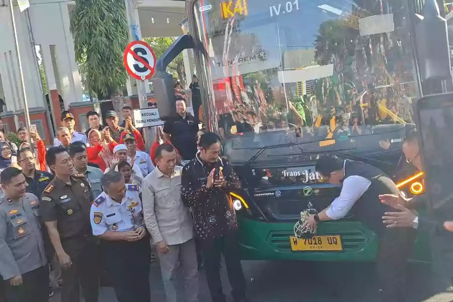 Penjabat (Pj) Gubernur Jawa Timur, Adhy Karyono, memecahkan kendi sebagai penanda diluncurkannya Trans Jatim Koridor 4 Gresik-Lamongan, Jumat (9/8/2024).