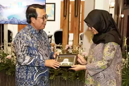 Layanan Digitalisasi PTSP Ternyata Adopsi Lounge Pelayanan Publik Banyuwangi Ketua Mahkamah Agung Republik Indonesia Prof. Dr. H. Muhammad Syarifuddin, MH, disambut Bupati Ipuk Fiestiandani saat melakukan kunjungan di Banyuwangi. (Humas/Beritajatim.com)