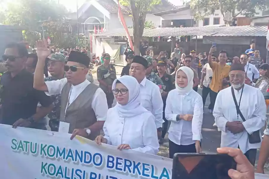 Mak Rini saat daftar ke KPU Kabupaten Blitar, Kamis (29/8/2024). (foto : Winanto/beritajatim.com)
