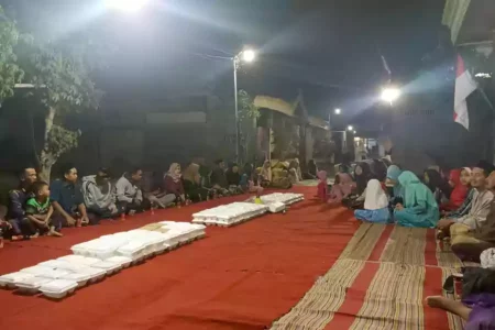 Ini Makna Malam Tirakatan 17 Agustus dan Kegiatan yang Biasanya Dilakukan Suasana malam tirakatan 17 Agustus 2024. (Isnan/Beritajatim.com)