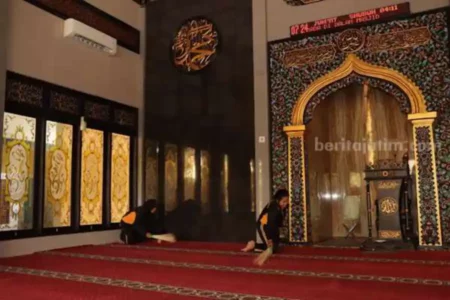 Srikandi Polres Sumenep Bersih-bersih Masjid Walisongo foto beritajatim