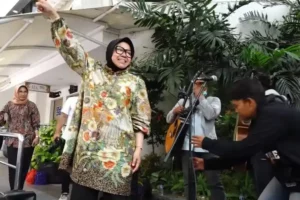 Seru, Risma Ajak Pengamen Jalanan Mini Konser di Kemensos foto berita jatim