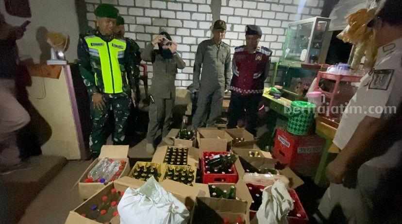 Petugas gabungan saat menyita ratusan botol miras.